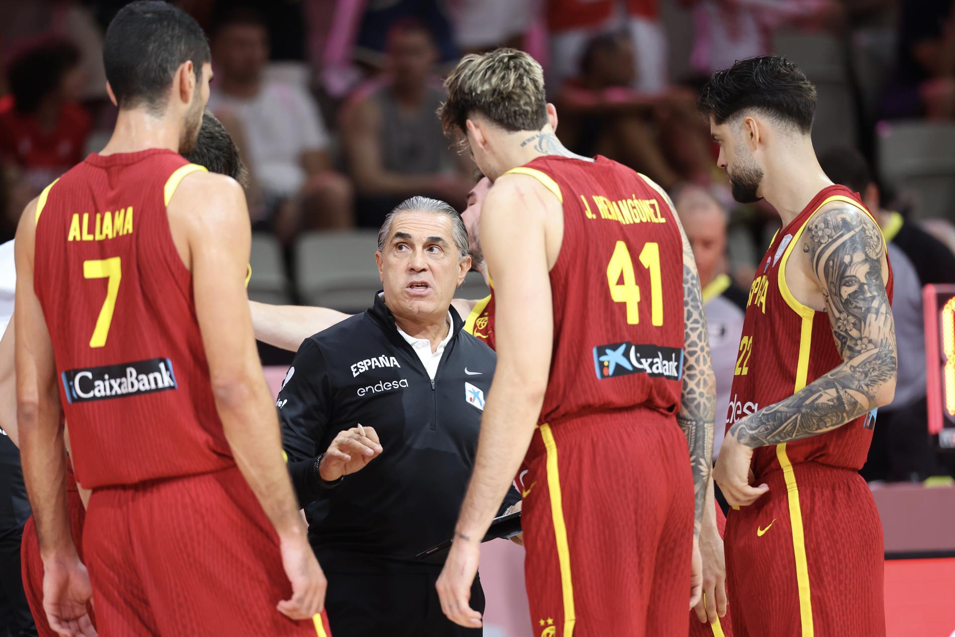 El técnico de la selección española de baloncesto, Sergio Scariolo, da instrucciones a sus jugadores durante el partido de debut en el Eurobasket 2025 frente a Georgia, disputado este jueves. EFE/ GEORGI LICOVSKI