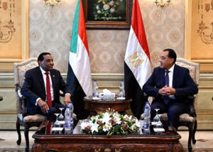 El primer ministro de Egipto, Mustafa Madbuli, recibió este jueves en El Cairo a su homólogo sudanés, Kamel Idris, en la primera visita oficial al extranjero de éste desde su nombramiento en mayo. El primer ministro de Sudán, Kamel Idris, inició este jueves una visita en El Cairo, su primera al extranjero desde que fue nombrado el pasado mayo, en busca de ayuda política y para la reconstrucción de su país, en un momento crucial de la guerra marcada por las acusaciones contra Emiratos Árabes Unidos (EAU) de apoyar a los paramilitares.-EFE/ Consejo de Ministros Egipcios ***SOLO USO EDITORIAL/SOLO DISPONIBLE PARA ILUSTRAR LA NOTICIA QUE ACOMPAÑA (CRÉDITO OBLIGATORIO)***