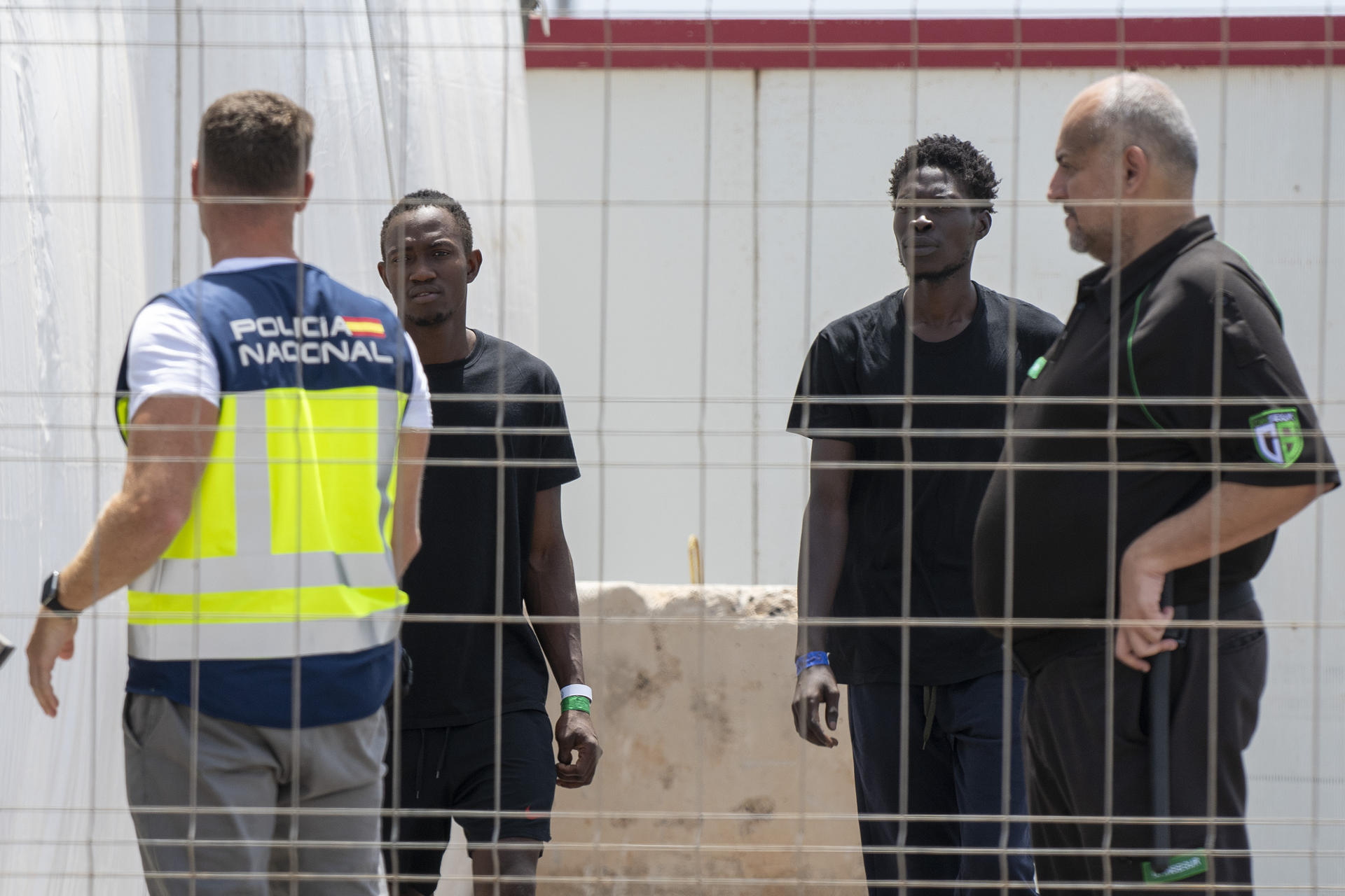 Los 49 polizones del buque remolcador Zwerver 3 procedente de Senegal que atracó ayer en Lanzarote, han pasado la noche en las carpas habilitadas en el Puerto de Arrecife. Entre los polizones podría haber 5 menores, según los servicios de emergencia. EFE/ Adriel Perdomo
