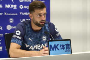 El capitán del Deportivo Alavés, Antonio Sivera, durante la rueda de prensa que ha ofrecido este martes en Vitoria con motivo del inicio de LaLiga. EFE/ L. Rico