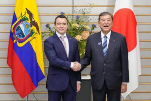 El presidente ecuatoriano, Daniel Noboa (I), Shigeru Ishiba (D), se dan la mano antes de su reunión en la oficina del primer ministro en Tokio, el 28 de agosto de 2025. EFE/EPA/EUGENE HOSHIKO / POOL