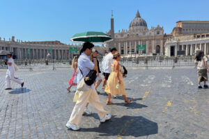 Italia sigue este lunes bajo una intensa ola de calor con temperaturas que superan los 35 °C y picos que en algunas zonas del país podrían alcanzar los 40 °C, una situación que se mantendrá al menos hasta el fin de semana, según las previsiones meteorológicas. EFE/ Daniel Cáceres