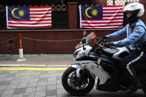 Fotografía de archivo donde aparece de fondo la bandera nacional de Malasia. 
EFE/EPA/FAZRY ISMAIL