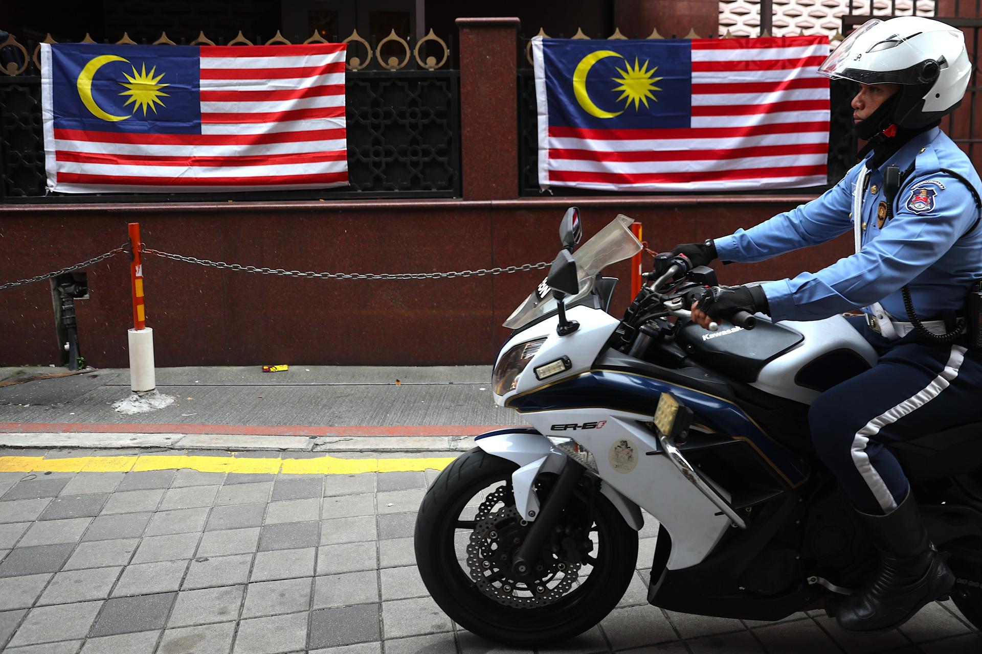 Fotografía de archivo donde aparece de fondo la bandera nacional de Malasia. 
EFE/EPA/FAZRY ISMAIL