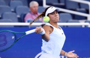 La española Jessica Bouzas, durante su partido contra la bielorrusa Aryna Sabalenka. EFE/EPA/MARK LYONS