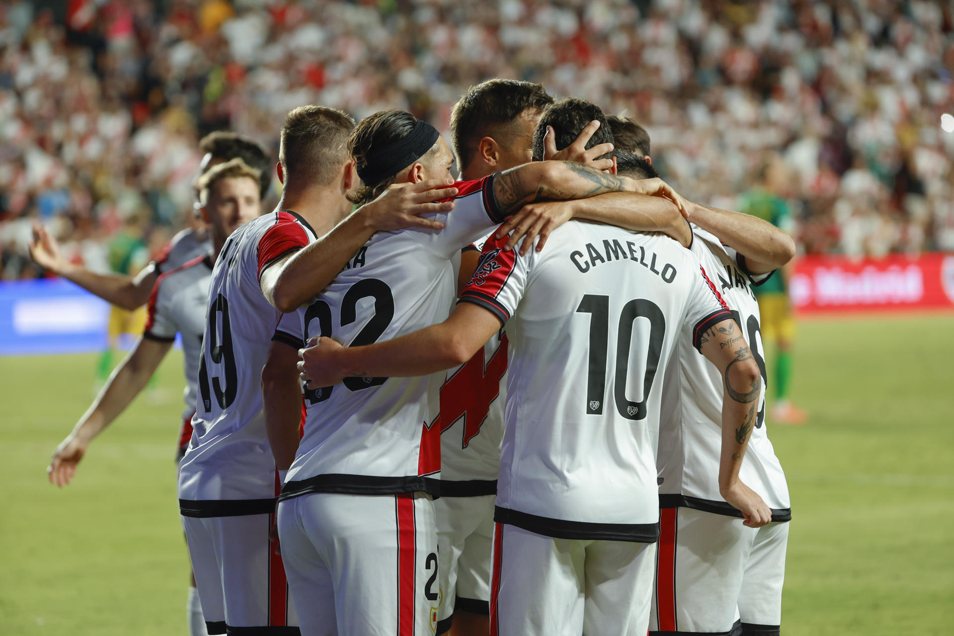 El delantero del Sergio Camello (d) celebra con sus compañeros tras marcar el segundo gol ante el Neman, durante el partido de la fase eliminatoria de la Liga Conferencia que Rayo Vallecano y el Neman Grodno disputan este jueves en el estadio de Vallecas, en Madrid. EFE/Mariscal