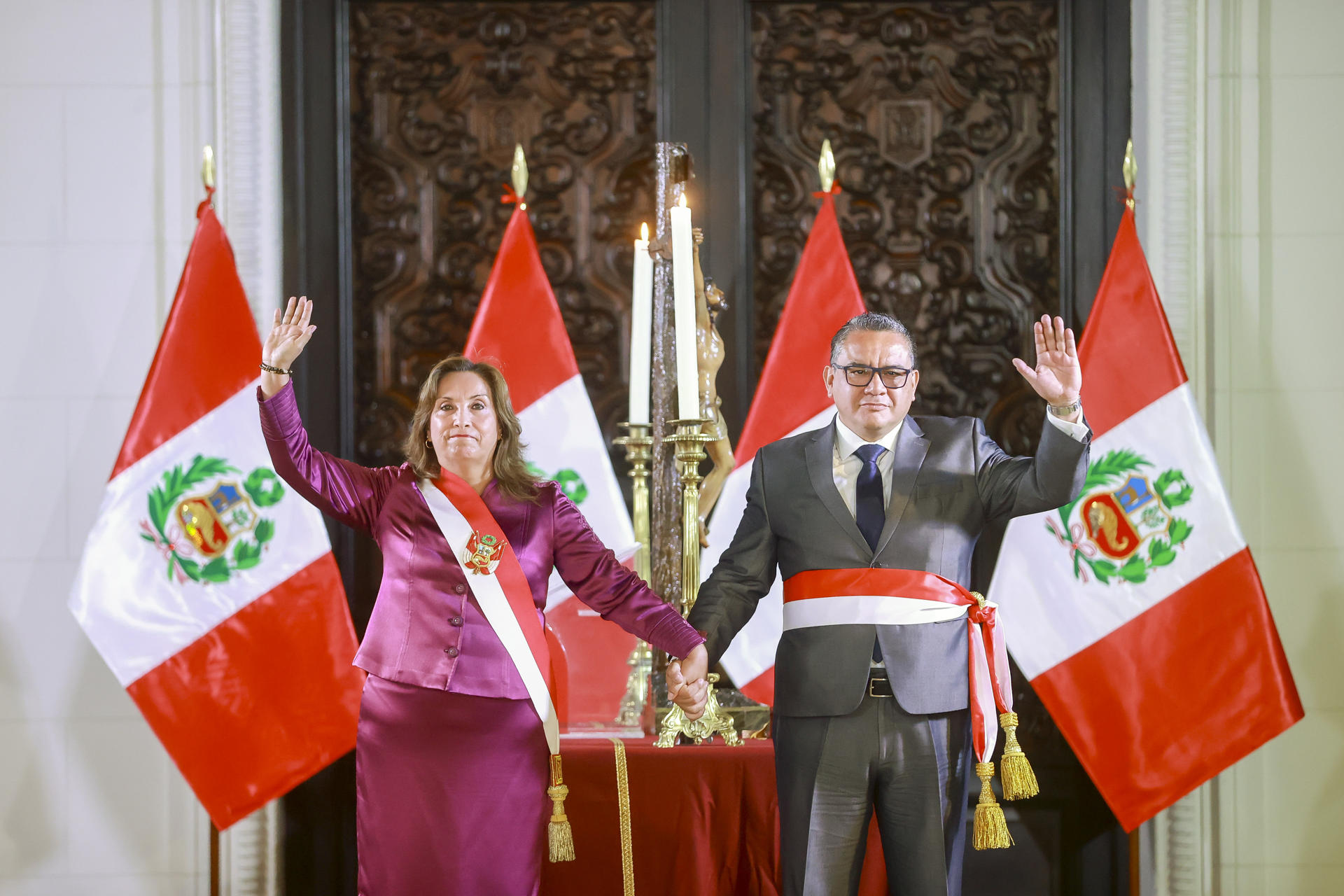 Fotografía cedida por la Presidencia de Perú de su mandataria, Dina Boluarte (d), junto al nuevo ministro de Justicia y Derechos Humanos, Juan José Santiváñe. EFE/ Presidencia de Perú