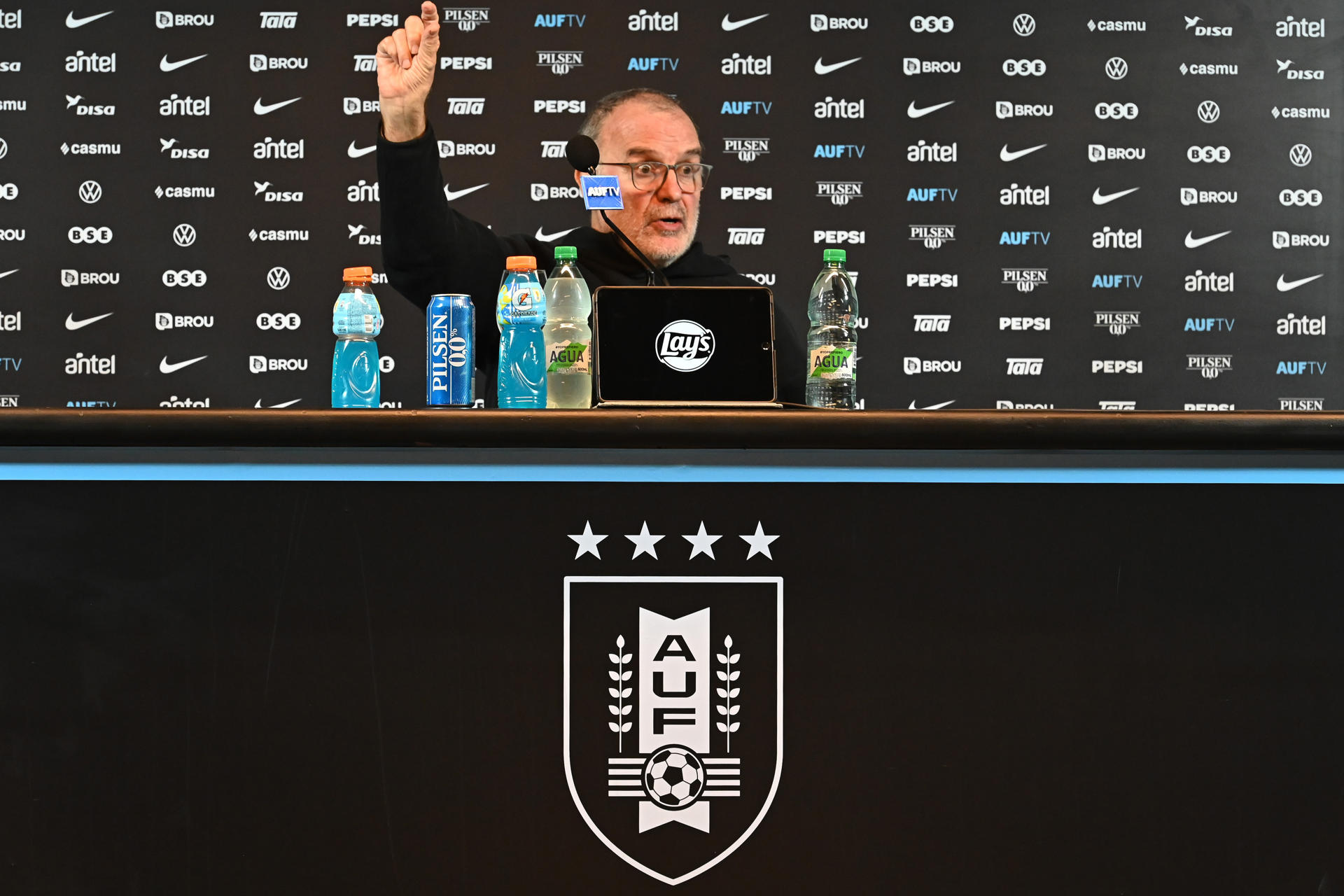 El seleccionador de Uruguay, Marcelo Bielsa, habla durante una rueda de prensa este viernes en el Estadio Centenario en Montevideo. EFE/ Federico Gutiérrez