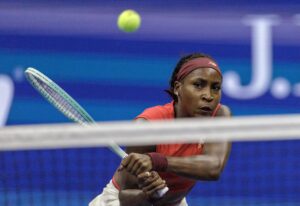 La estadounidense Coco Gauff avanzó a la tercera ronda del US Open tras imponerse por 7-6(5) y 6-2 a la croata Donna Vekic. EFE/EPA/CRISTOBAL HERRERA ULASHKEVICH