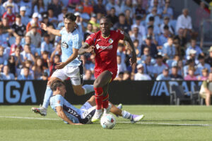 El delantero nigeriano del Getafe Christantus Uche antes de marcar su gol al Celta de Vigo durante el partido de LaLiga disputado este domingo en el estadio de Balaídos en Vigo. EFE/ Salvador Sas