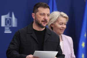 El presidente de Ucrania, Volodímir Zelenski (i), y la presidenta de la Comisión Europea, Ursula von der Leyen (d), durante una conferencia de prensa tras su reunión en Bruselas, este domingo 17 de agosto de 2025. EFE/EPA/OLIVIER HOSLET