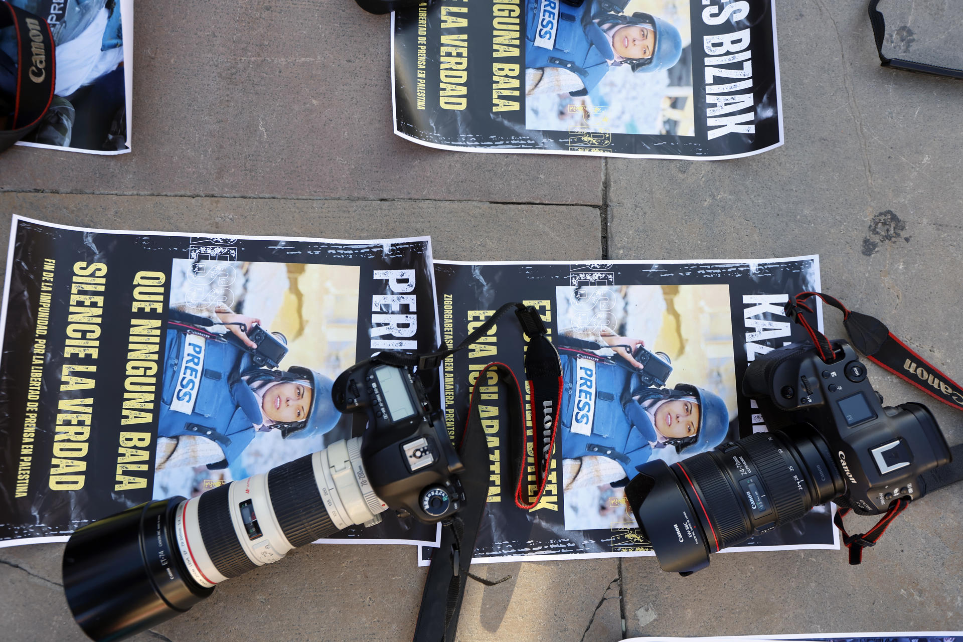 Periodistas navarros visibilizan su apoyo a los profesionales de los medios de comunicación que realizan su labor en Palestina y a la libertad de prensa y su rechazo a los ataques de los que están siendo objeto. EFE/ Jesús Diges