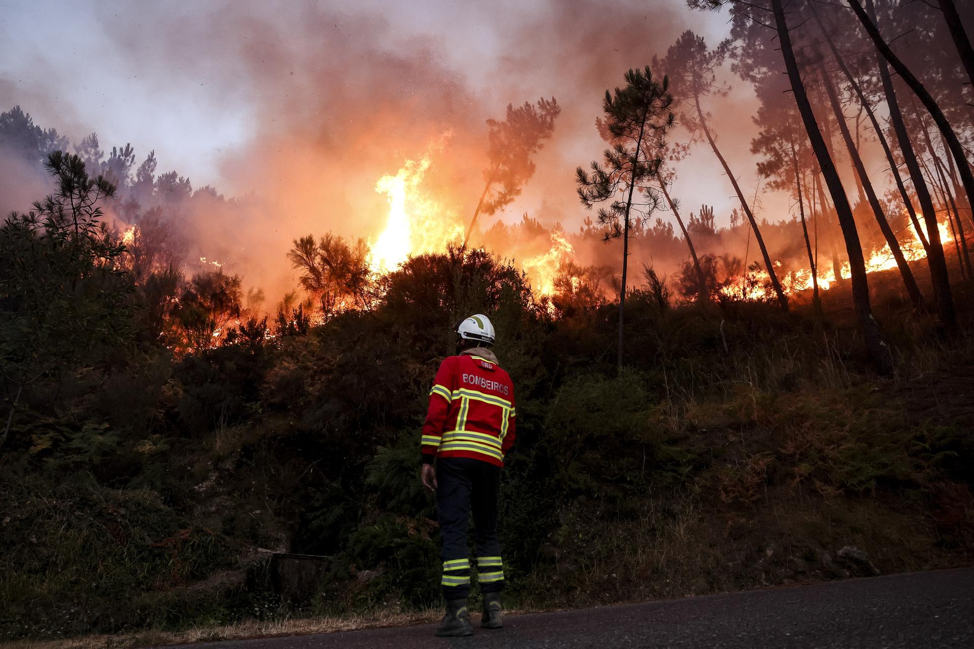Un bombero combate al fuego en Pampilhosa da Serra, Portugal, ayer. EFE/EPA/PAULO NOVAIS
