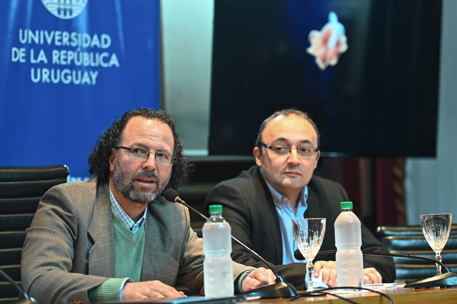 El rector de la Universidad de la República (Udelar), Héctor Cancela, y el director general del Ministerio de Educación y Cultura, Carlos Varela, participan en una conferencia de prensa este martes, en el Edificio Central de Udelar, en Montevideo (Uruguay). EFE/ Federico Gutierrez
