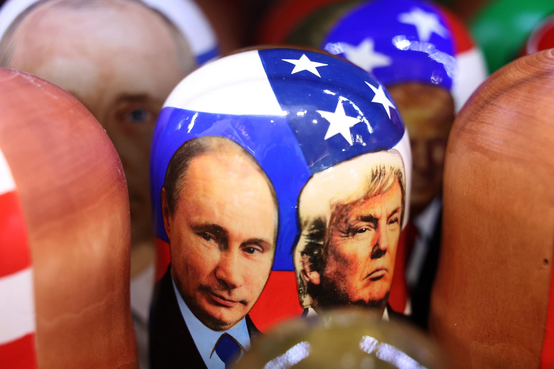 Imagen de archivo de la tradicional muñeca rusa con la imagen de los presidentes ruso, Vladimir Putin, y estadounidense, Donald Trump.EFE/EPA/MAXIM SHIPENKOV