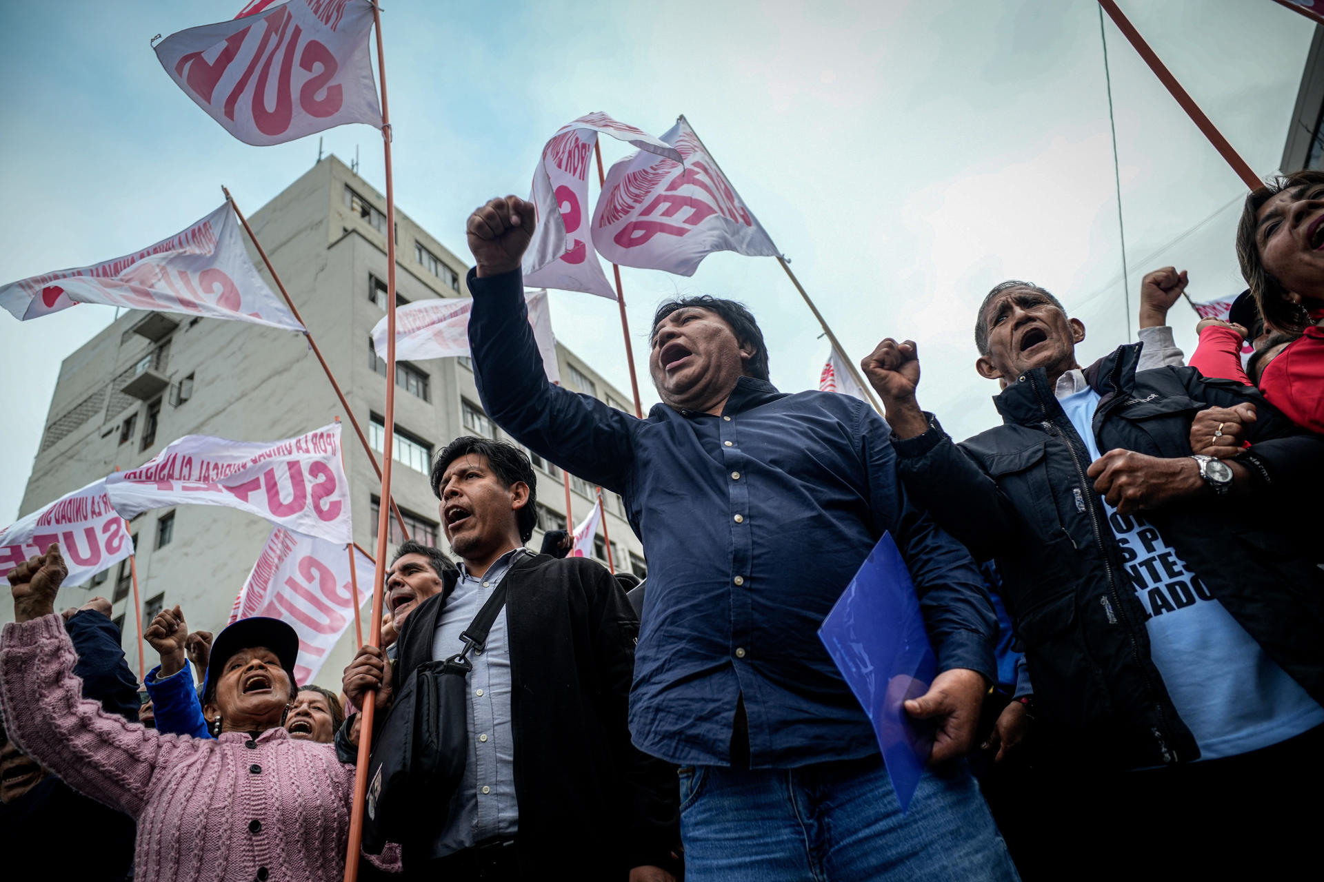 Integrantes del Sindicato Unitario de Trabajadores de la Educación (Sutep) marchan hacia el Congreso para exigir pensiones dignas, este 20 de agosto de 2025, en Lima (Perú). EFE/ John Reyes Mejia

