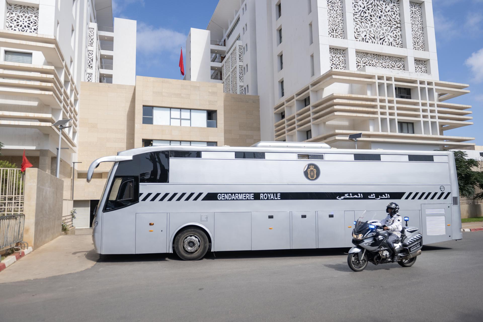 Un agente de seguridad marroquí se encuentra frente al Tribunal de Primera Instancia de Rabat durante el juicio de la activista feminista Ibtissam Lachgar por una camiseta considerada "blasfema", en Rabat, Marruecos, el 27 de agosto de 2025.. (Marruecos) EFE/EPA/JALAL MORCHIDI