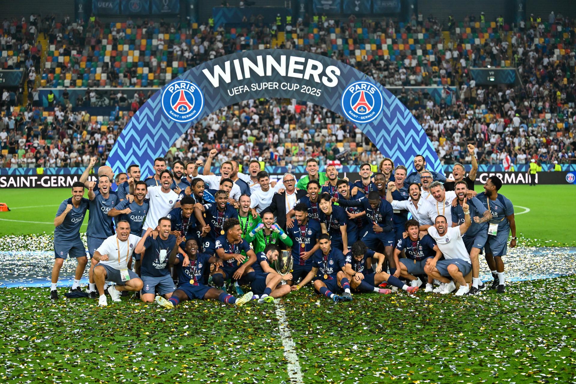 Los jugadores del PSG celebran la Supercopa de Europa. EFE/EPA/Alessio Marini