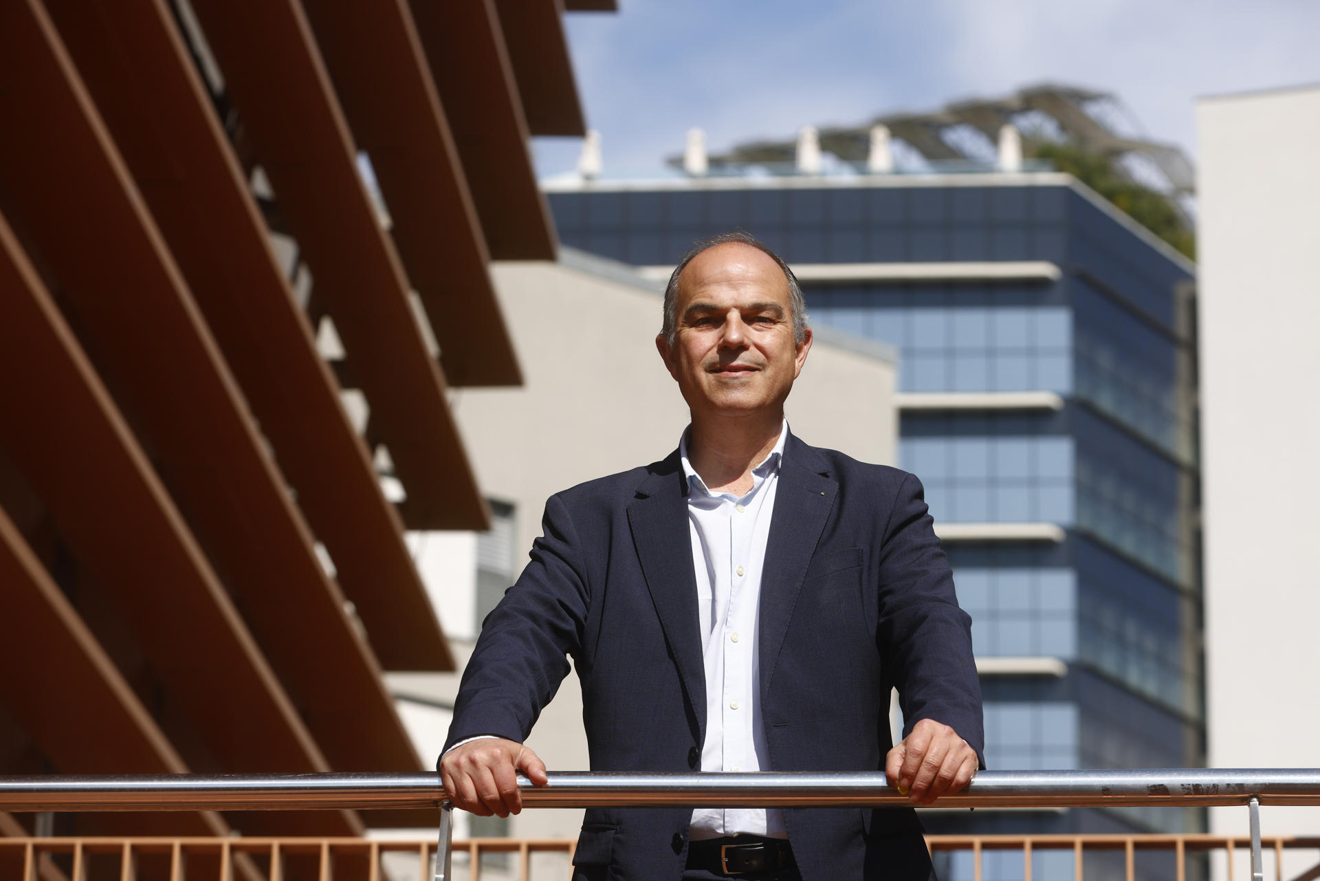 El secretario general de JxCat, Jordi Turull, ha avisado al PSOE de que Junts tomará una decisión "estructural" sobre el futuro de la legislatura ya que consideran que los resultados del acuerdo para la investidura de Pedro Sánchez "no están siendo los esperados" tras dos años de su rúbrica. En la imagen, Jordi Turull posa durante la entrevista con EFE.EFE/ Quique García