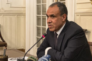 El ministro de Exteriores de Egipto, Badr Abdelaty, afirmó este martes que si hay un horizonte político para Palestina no habrá justificación para que Hamás posea armas, en un momento en el que se está abordando el desarme del grupo islamista en el marco de los contactos para un alto el fuego en Gaza. EFE/ Carles Grau
