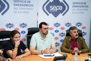 El presidente del Principado de Asturias, Adrián Barbón (c), la delegada del Gobierno, Adriana Lastra y el consejero de Medio Ambiente Alejandro Calvo, se han reunido con los cuerpos que hacen seguimiento de los incendios forestales en la provincia, este lunes en la sede del 112. EFE/Paco Paredes