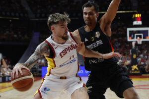 El ala-pívot de la selección española de baloncesto Juancho Hernangómez (i) juega un balón ante un jugador alemán, durante el partido amistoso que España y Alemania disputaron el jueves en el Madrid Arena. EFE/Mariscal