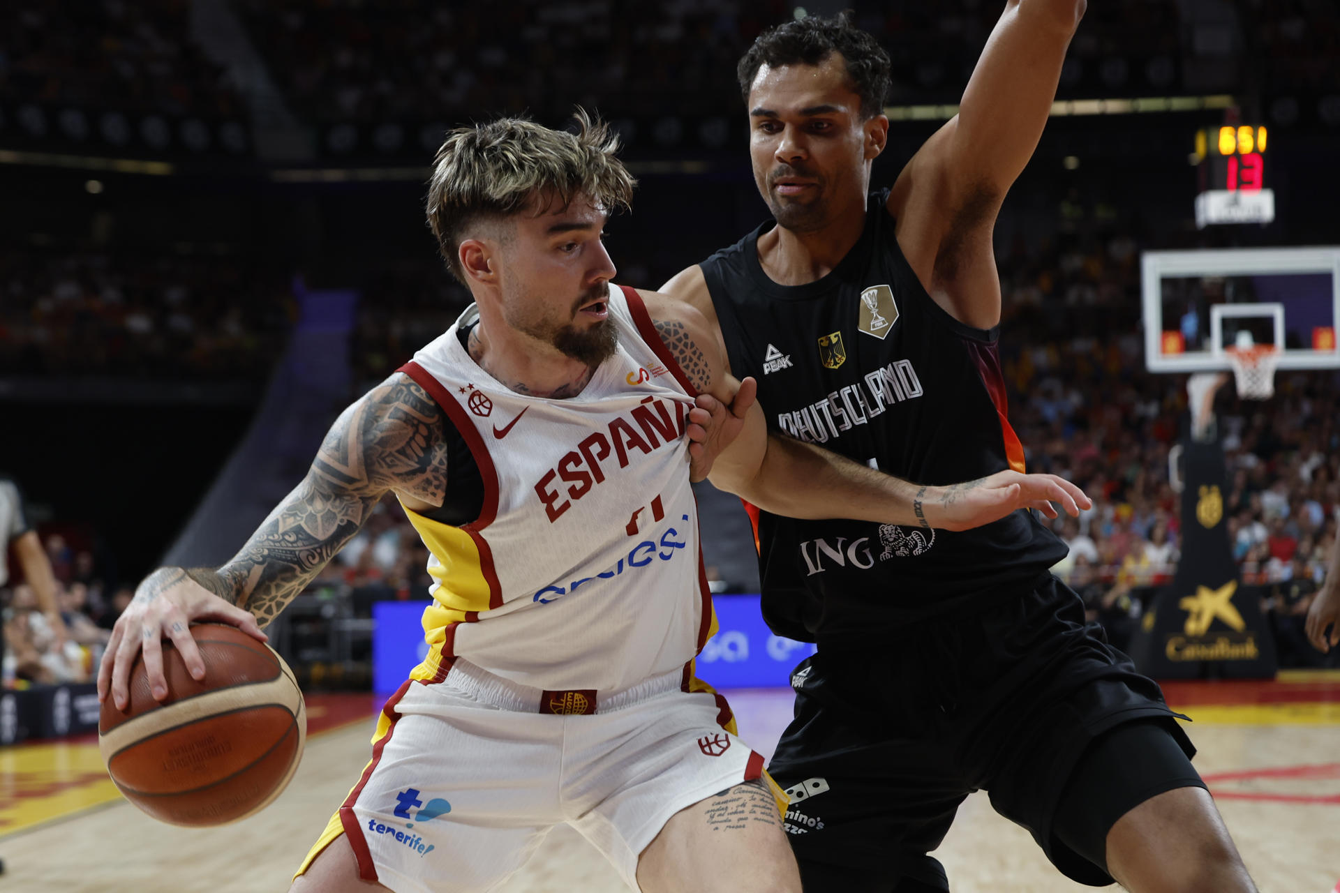 El ala-pívot de la selección española de baloncesto Juancho Hernangómez (i) juega un balón ante un jugador alemán, durante el partido amistoso que España y Alemania disputaron el jueves en el Madrid Arena. EFE/Mariscal