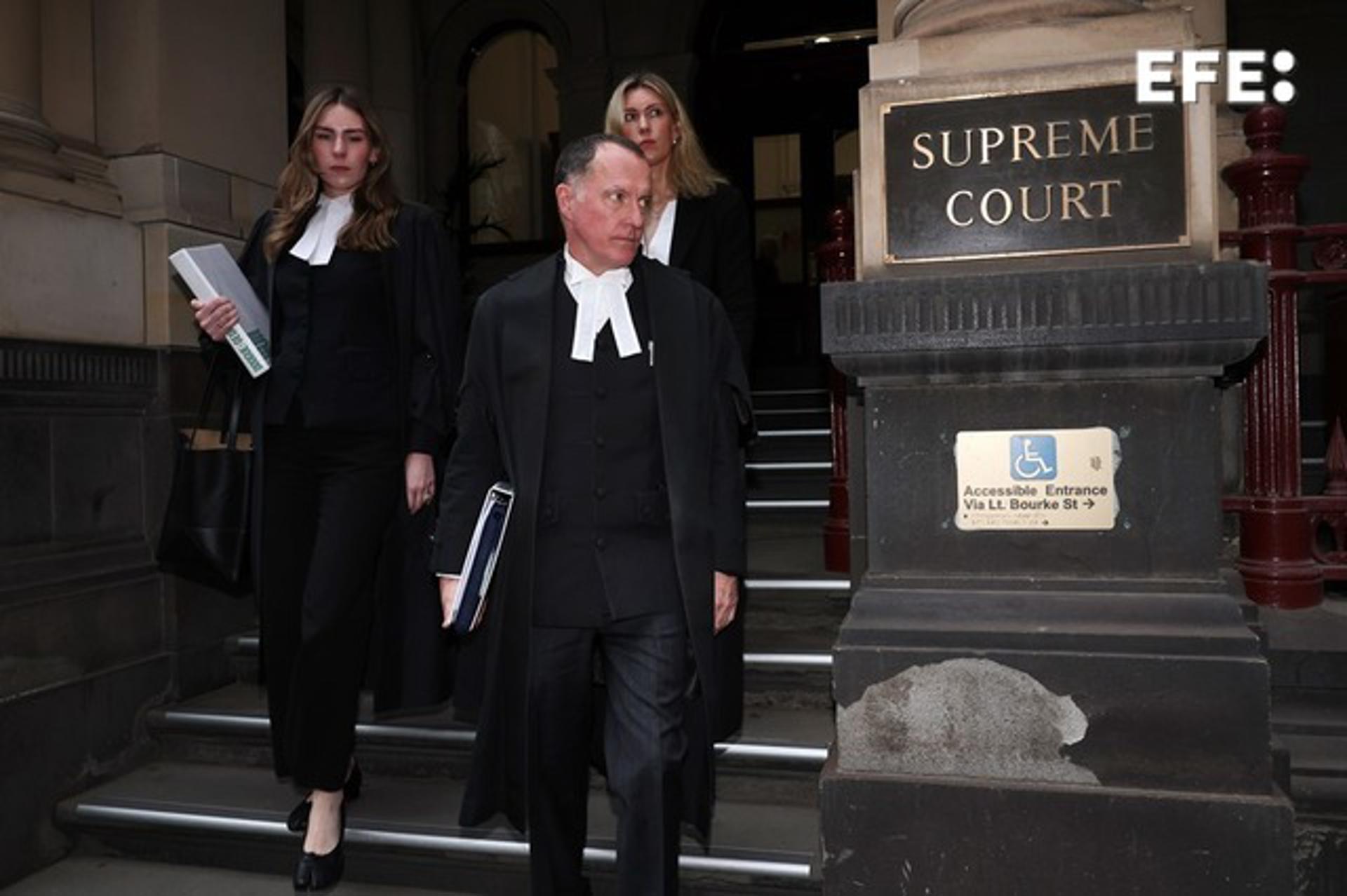 MELBOURNE (Australia), 25/08/2025.- El equipo legal de defensa de Erin Patterson, formado por Sophie Stafford (izq.), Ophelia Holloway (atrás) y Colin Mandy SC (der.), se marcha tras una audiencia de declaración de culpabilidad de Erin Patterson en el Tribunal Supremo de Victoria en Melbourne, Australia, declarada culpable de tres asesinatos y un intento de asesinato por una comida con setas venenosas que cocinó para la familia de su exmarido. EFE/EPA/CON CHRONIS AUSTRALIA AND NEW ZEALAND OUT