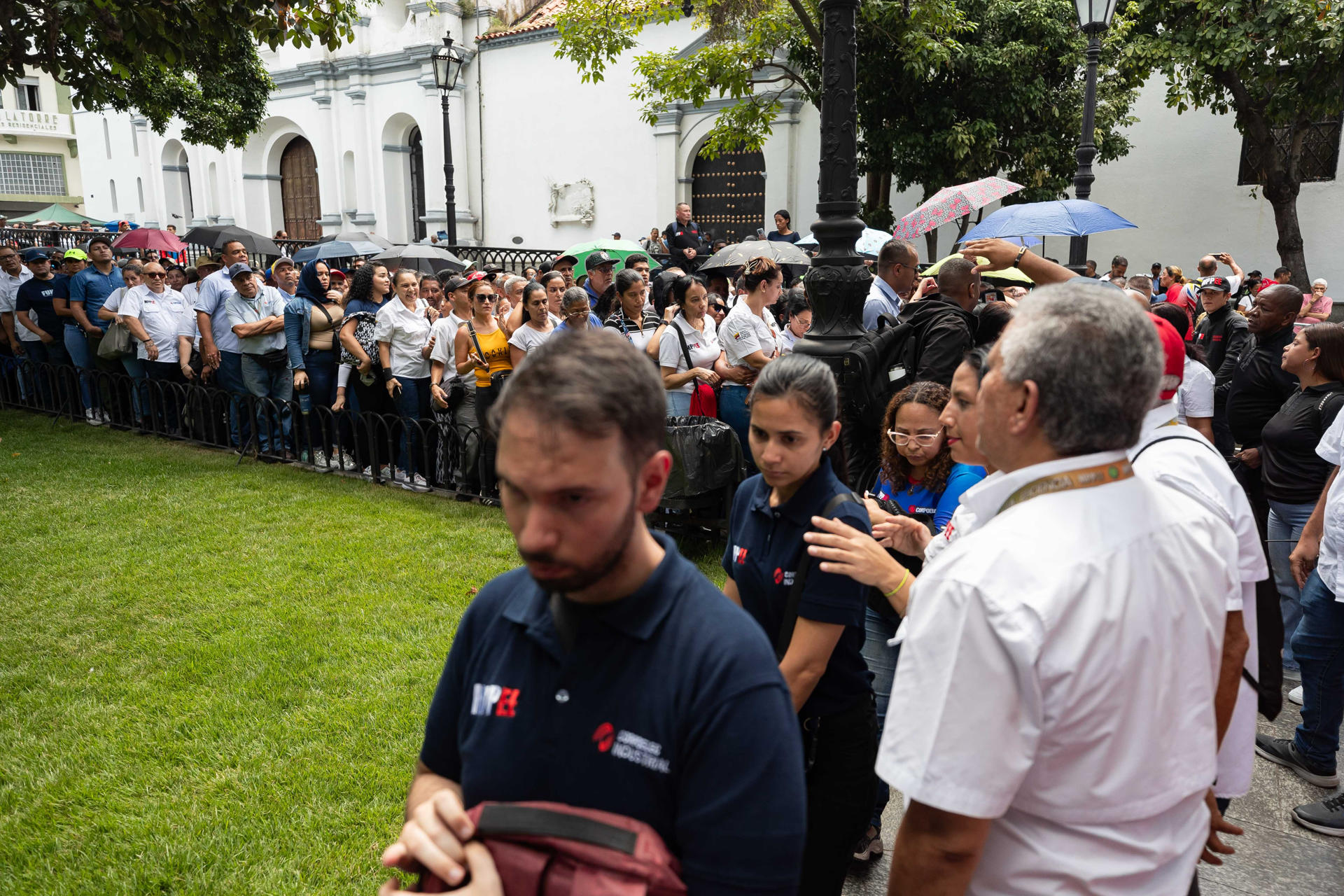 Personas hacen fila durante una jornada de alistamiento de la Milicia Bolivariana de Venezuela, este sábado en Caracas (Venezuela). EFE/ Ronald Pena R