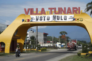 Fotografía de un cartel con la inscripción "voto nulo", cuelga en el pórtico de bienvenida este sábado, en Villa Tunari (Bolivia). EFE/ Rodrigo Sura