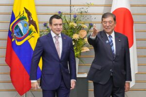 El presidente de Ecuador, Daniel Noboa (i), y el primer ministro japonés, Shigeru Ishiba (d), fueron captados este jueves, 28 de agosto, antes de una reunión oficial, en Tokio (Japón). EFE/Eugene Hoshiko/Pool
