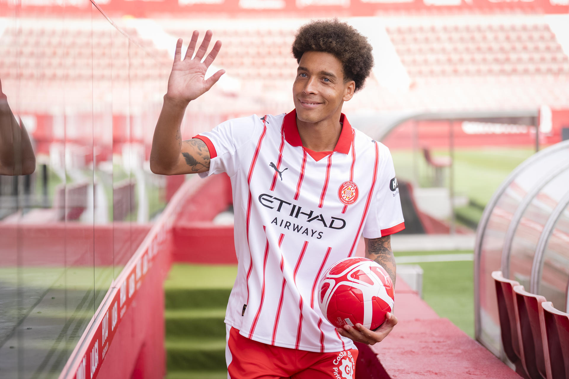 El centrocampista Axel Witsel, que este martes ha sido presentado como nuevo jugador del Girona. EFE/David Borrat