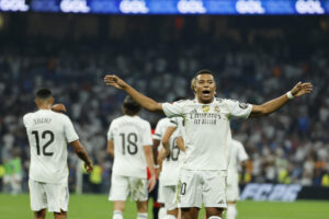 El delantero francés del Real Madrid Kylian Mbappé celebra su gol durante el partido de la primera jornada de LaLiga que Real Madrid y Atlético Osasuna disputaron en el estadio Santiago Bernabéu. EFE/Mariscal