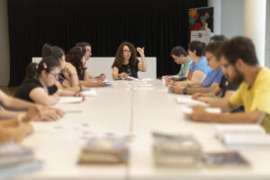Las personas con discapacidad intelectual o con dificultad lectora ansían poder leer algo más que libros infantiles y para ello reclaman que se amplíe el catálogo de libros adaptados a 'lectura fácil', un método de frases cortas y lenguaje más sencillo que les permite disfrutar como uno más de las grandes historias de la literatura contemporánea. En la imagen miembros del club de lectura fácil de la biblioteca Mercè Rodoreda de Barcelona, uno de los clubs de lectura fácil, en el que se reúnen grupos para leer y comentar distintos títulos.EFE/ Marta Pérez