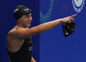 Katie Ledecky, de Estados Unidos, celebra tras ganar la final de los 800 metros libres femeninos en el Campeonato Mundial de Natación de Singapur 2025, celebrado en Singapur el 2 de agosto de 2025. (800 metros, Singapur) EFE/EPA/FAZRY ISMAIL