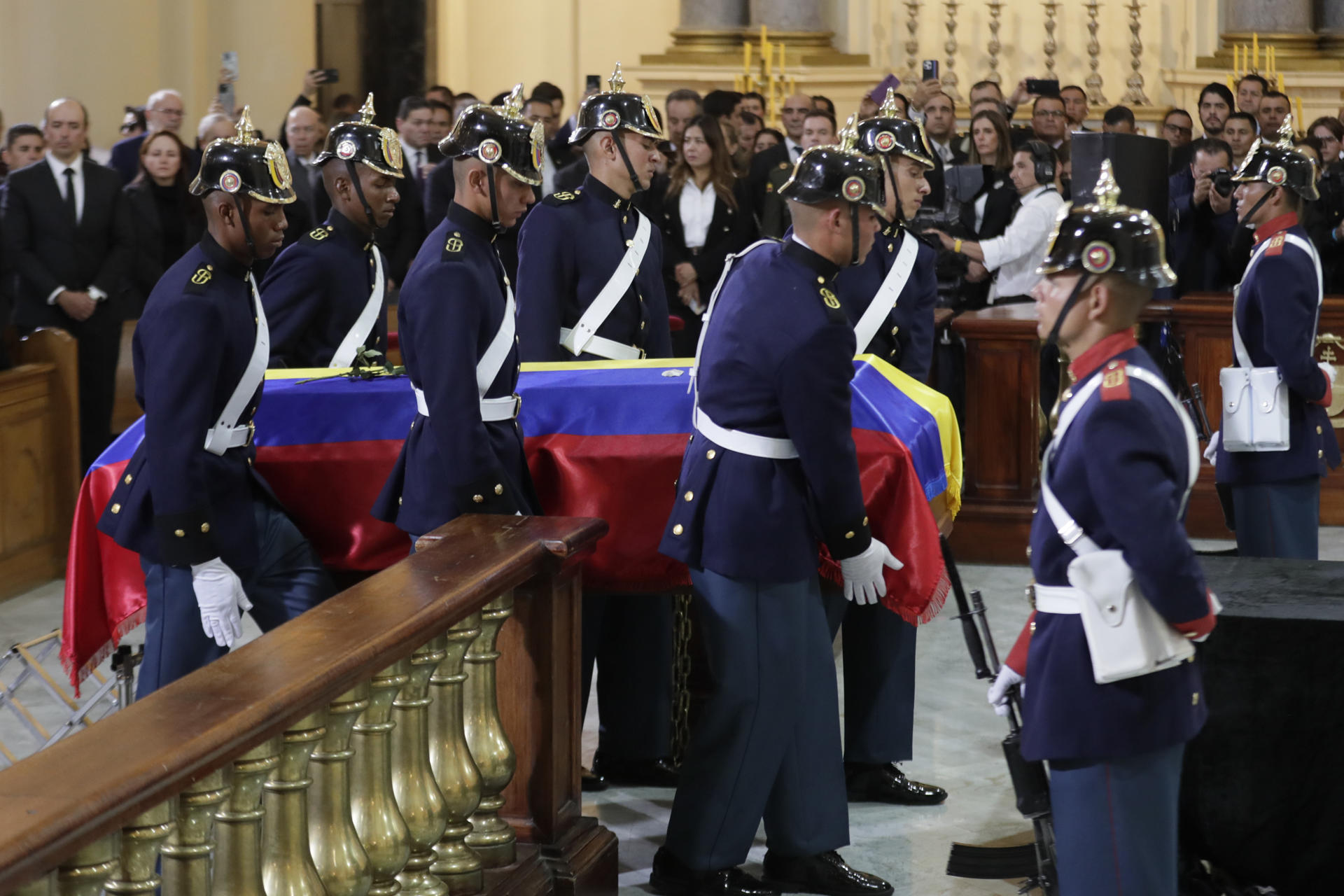 Integrantes del Batallón Guardia Presidencial trasladan el féretro del fallecido senador y precandidato presidencial Miguel Uribe Turbay este miércoles, en la catedral Primada en Bogotá (Colombia) Uribe Turbay falleció el lunes, dos meses después de un atentado en su contra. EFE/Carlos Ortega
