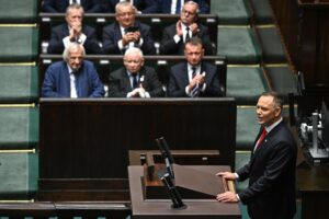 El presidente electo de Polonia, Karol Nawrocki (D), habla durante su ceremonia de juramento ante la Asamblea Nacional en Varsovia, Polonia, el 6 de agosto de 2025. (Polonia, Varsovia) 
EFE/EPA/RADEK PIETRUSZKA POLAND OUT
//////////
Warsaw (Poland), 06/08/2025.- Polish President-elect Karol Nawrocki (R) speaks during his swearing-in ceremony before the National Assembly in Warsaw, Poland, 06 August 2025. (Polonia, Varsovia) EFE/EPA/RADEK PIETRUSZKA POLAND OUT