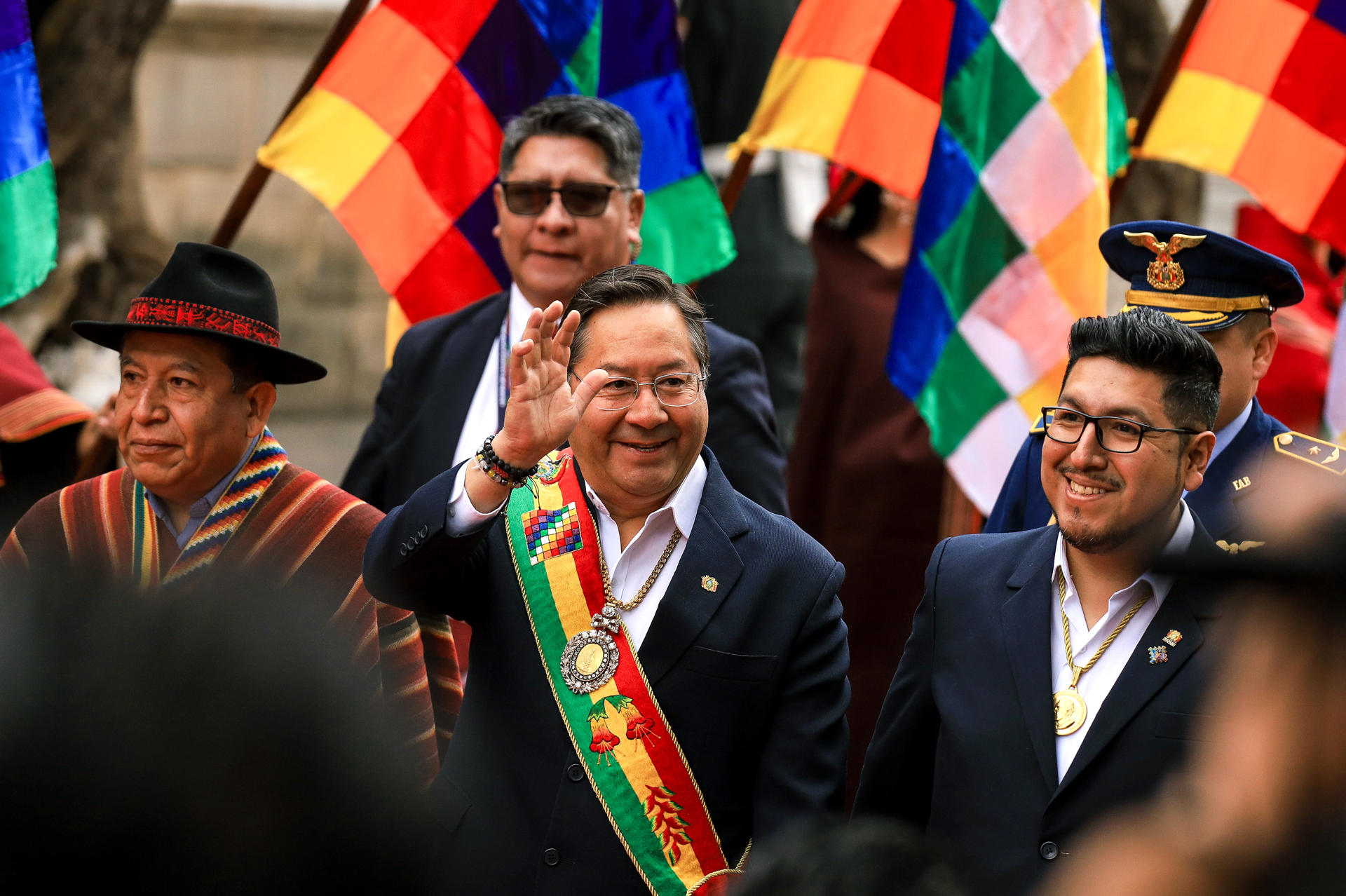 Desde la izquierda, el vicepresidente de Bolivia, David Choquehuanca, el presidente de Bolivia, Luis Arce, y el presidente de la Cámara de Diputados, Omar Yujra, asisten a los actos oficiales del Bicentenario de la Independencia del país este miércoles, en Sucre (Bolivia). EFE/ Gabriel Márquez

