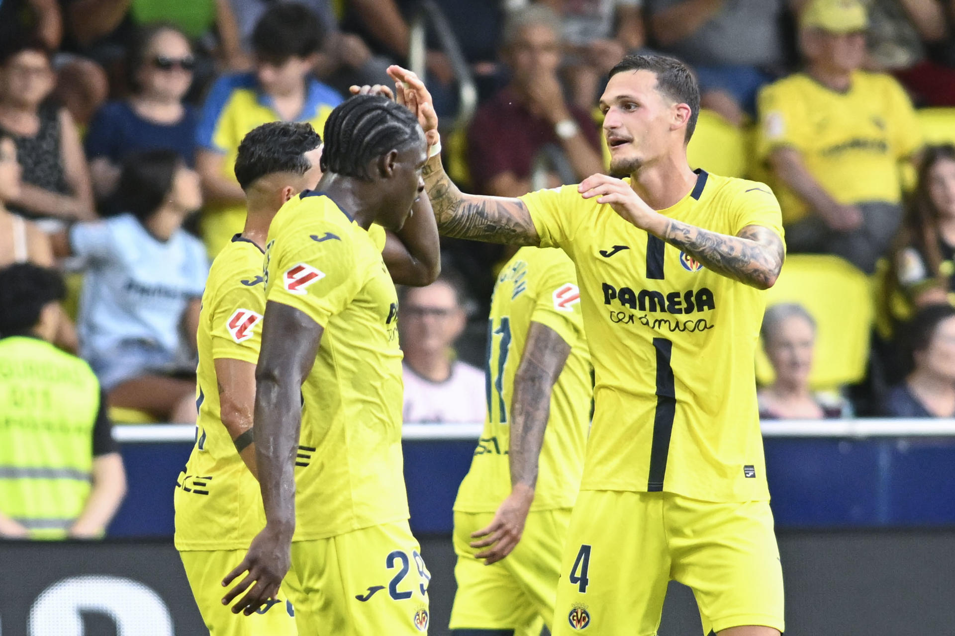 El defensa del Villarreal Rafa Marín (d) celebra el tercer gol de su equipo durante el partido de LaLiga entre el Villarreal y el Girona, en el estadio de la Cerámica. EFE/ Andreu Esteban
