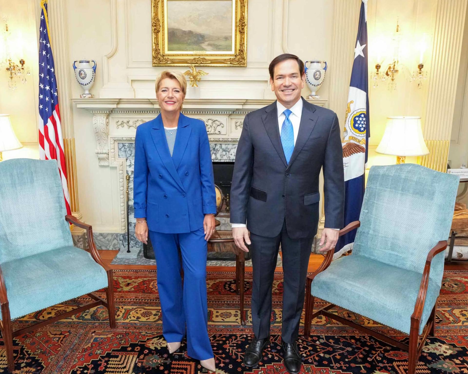 Fotografía tomada de la cuenta oficial de la red social X @keller_sutter de la presidenta suiza, Karin Keller-Sutter, posando junto al secretario de Estado de Estados Unidos, Marco Rubio, durante una reunión este miércoles en Washington (Estados Unidos). EFE/ @keller_sutter
