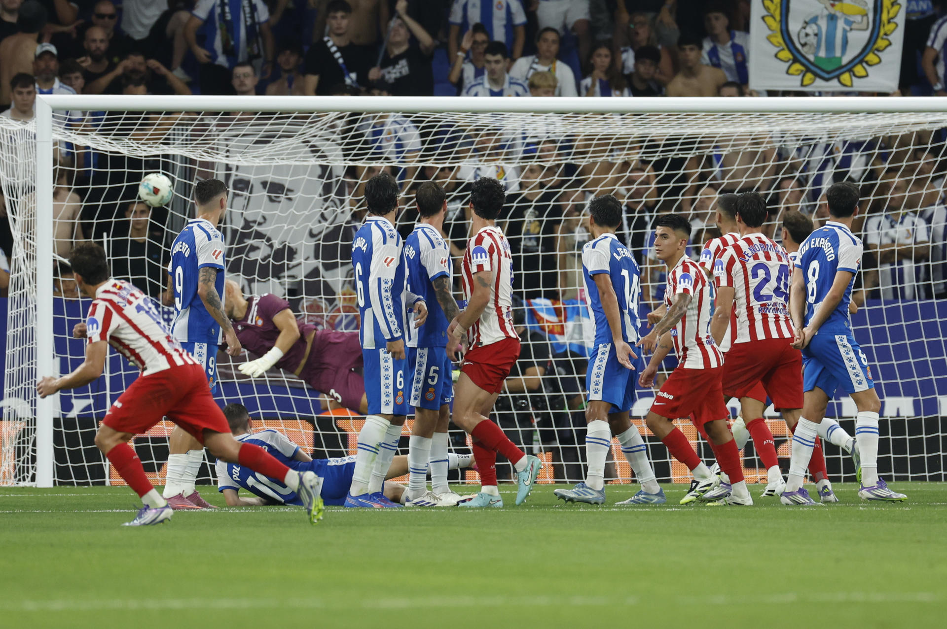 El delantero argentino del Atlético de Madrid Julián Álvarez (i) marca su gol, primero del equipo colchonero, durante el partido de la primera jornada de LaLiga que RDC Espanyol y Atlético de Madrid jugaron en el RCDE Stadium. EFE/Toni Albir
