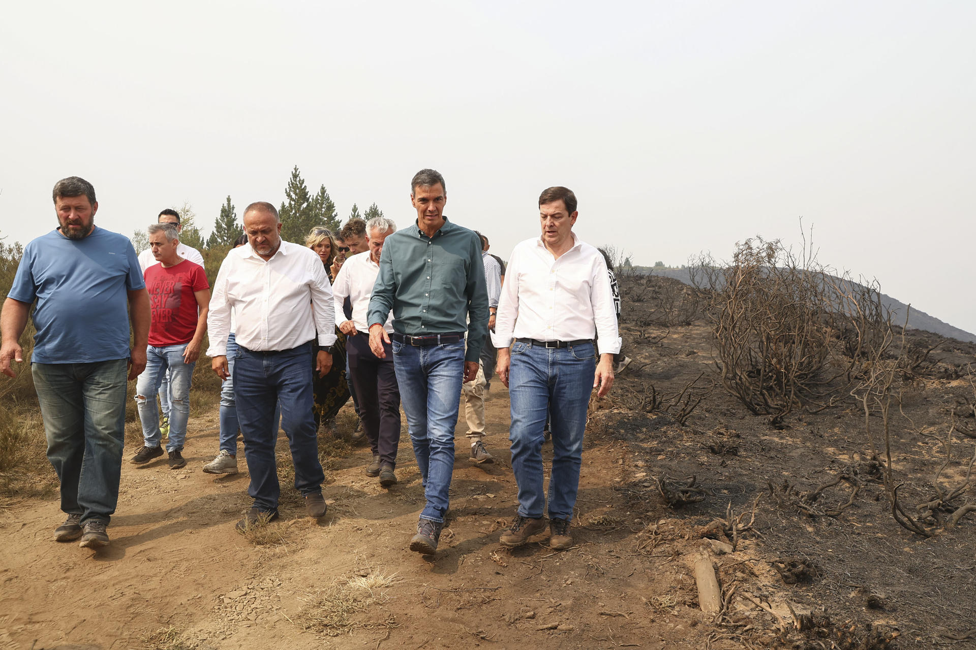 El presidente del Gobierno, Pedro Sánchez (2d), junto al presidente de la Junta de Castilla y León, Alfonso Fernández Mañueco (d), visita este domingo la zona afectada por el incendio en Villablino (León). EFE/ Pool Moncloa / Fernando Calvo SÓLO USO EDITORIAL / SÓLO DISPONIBLE PARA ILUSTRAR LA NOTICIA QUE ACOMPAÑA (CRÉDITO OBLIGATORIO)