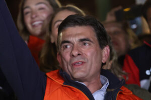 El candidato a la Presidencia de Bolivia por el Partido Demócrata Cristiano (PDC), Rodrigo Paz Pereira, celebra con simpatizantes este 17 de agosto de 2025, en La Paz (Bolivia). EFE/ Luis Gandarillas
