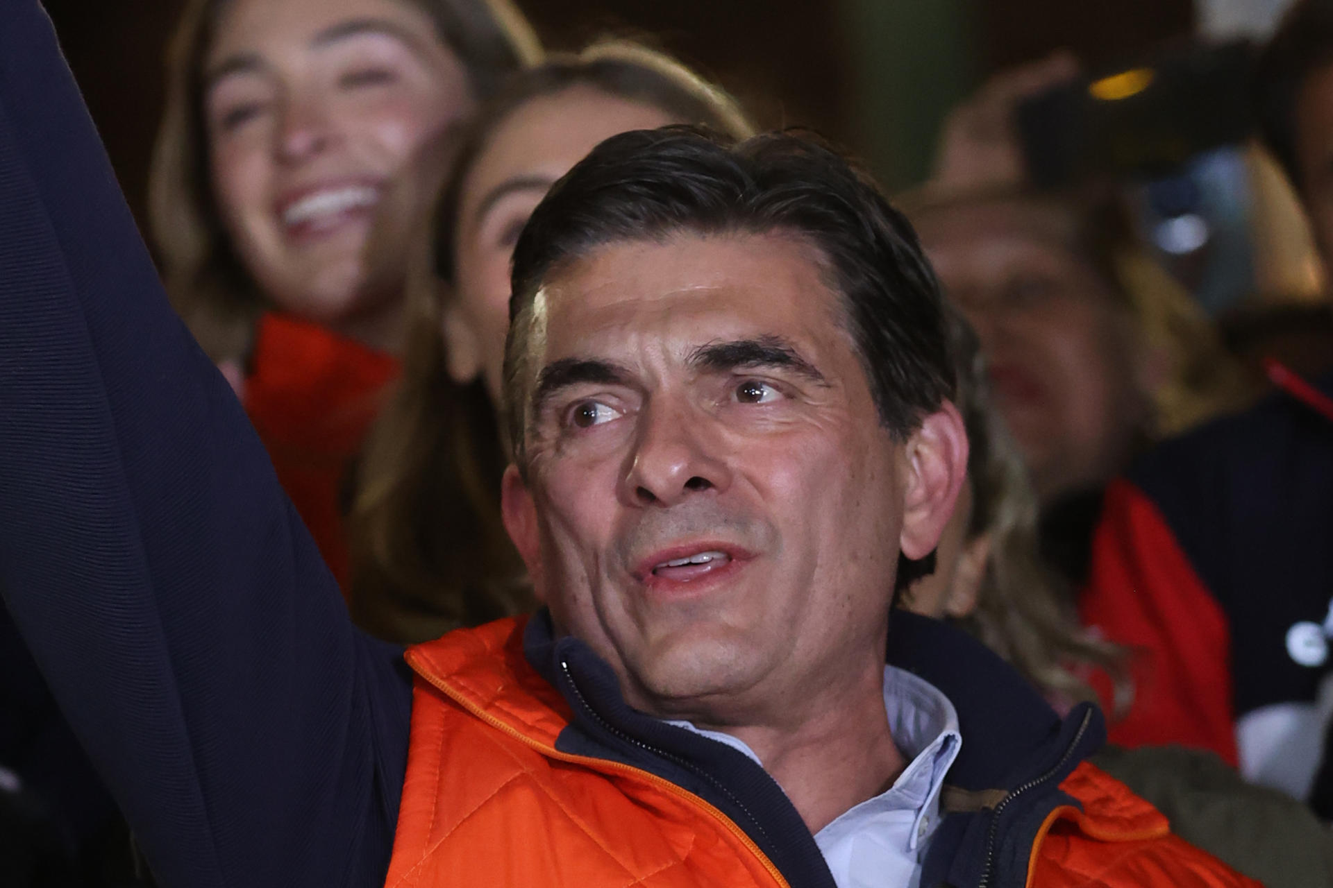 El candidato a la Presidencia de Bolivia por el Partido Demócrata Cristiano (PDC), Rodrigo Paz Pereira, celebra con simpatizantes este 17 de agosto de 2025, en La Paz (Bolivia). EFE/ Luis Gandarillas
