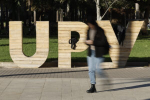 Una mujer camina por la Universitat Politècnica de València (UPV). EFE/ Biel Alino