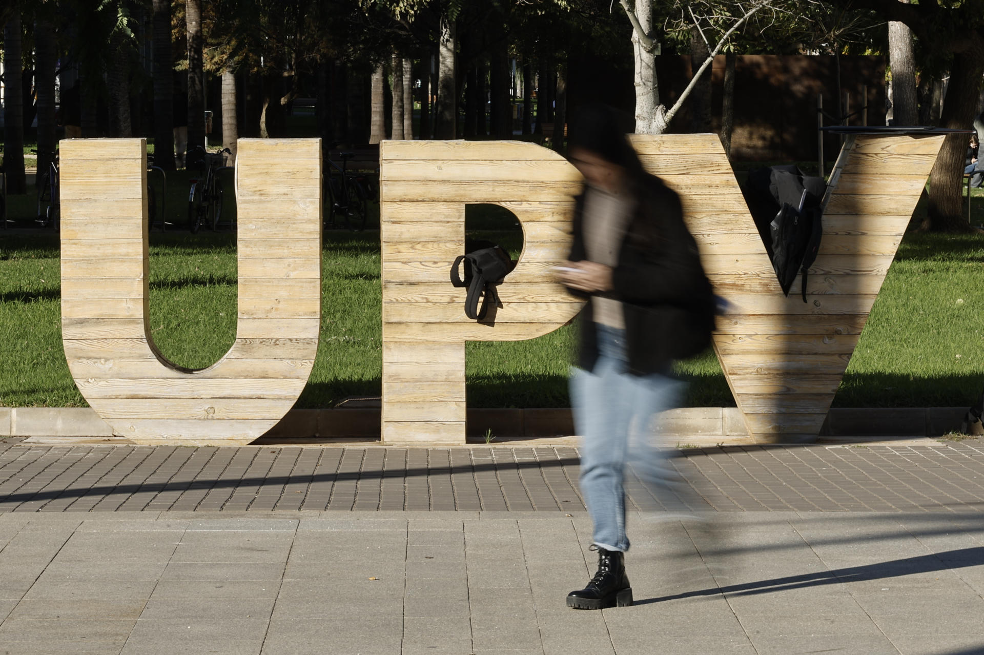 Una mujer camina por la Universitat Politècnica de València (UPV). EFE/ Biel Alino