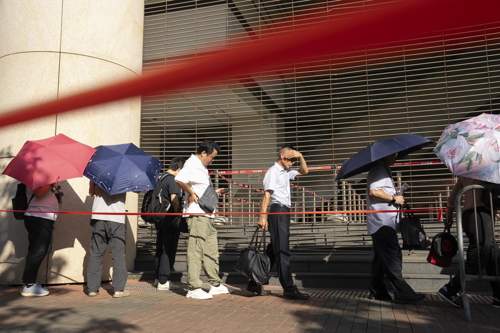 La gente espera en fila afuera de los Tribunales de Magistrados de West Kowloon antes de la reanudación de los argumentos finales del juicio por seguridad nacional de Jimmy Lai en Hong Kong, China, el 27 de agosto de 2025. EFE/EPA/Leung Man Hei