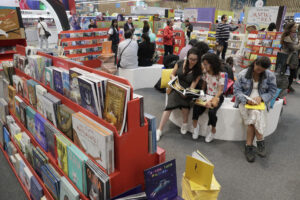 Fotografía de archivo de personas en la XXXVII Feria Internacional del Libro de Bogotá (FILBo 2025), en el recinto ferial de Corferias en Bogotá (Colombia). EFE/ Carlos Ortega