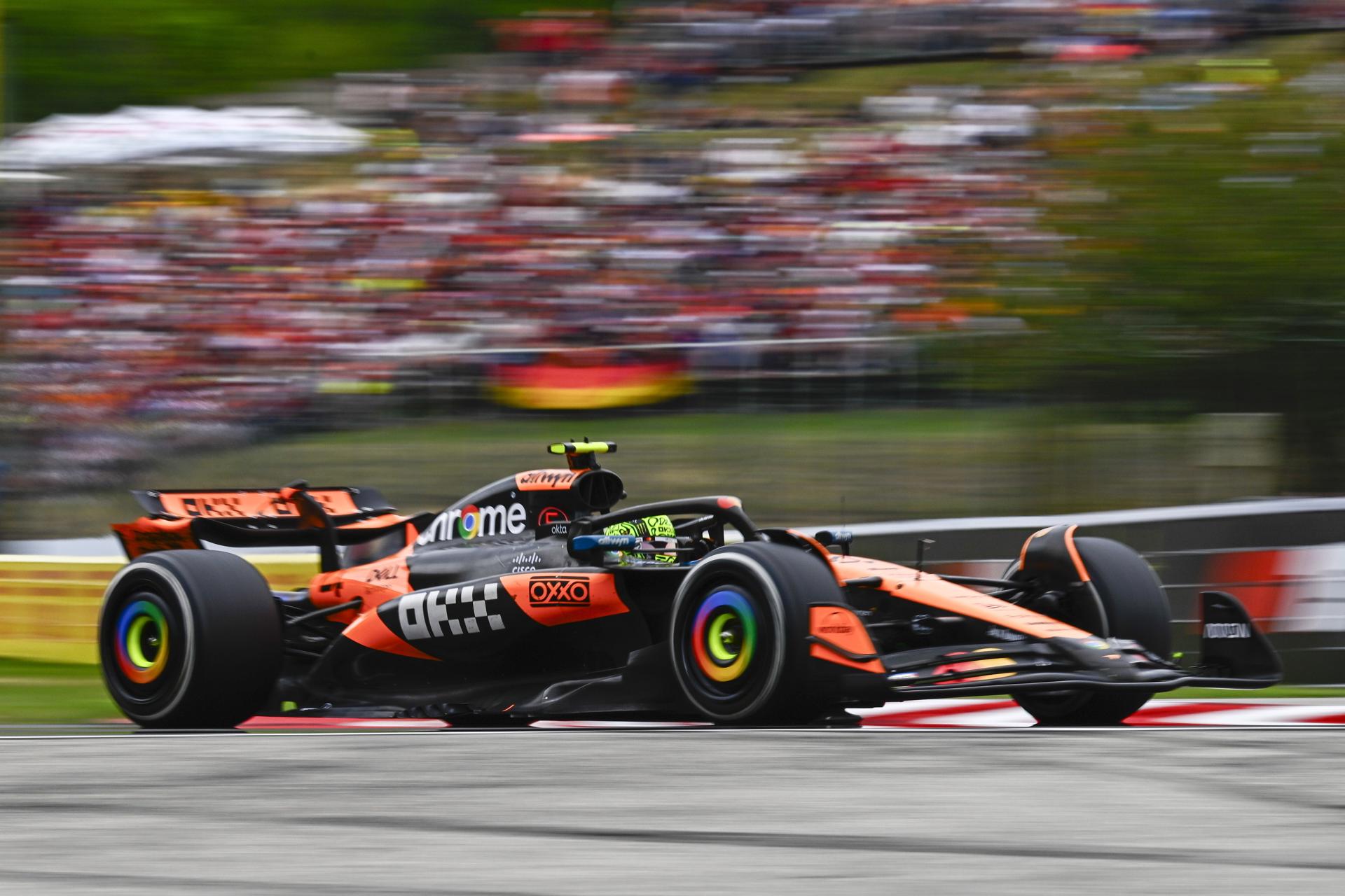 El piloto inglés de McLaren Lando Norris reconoció el desgaste sufrido para conseguir la victoria sobre el trazado de Hungaroring, que le permite acortar la distancia en el Mundial de F1 a nueve puntos respecto al líder y compañero de equipo, Oscar Piastri, y afirmó tras la carrera que estaba muerto, pero el resultado es perfecto.uit in Mogyorod, Hungary, 03 August 2025. (Fórmula Uno, Gran Bretaña, Hungría, Reino Unido) EFE/EPA/Boglarka Bodnar
