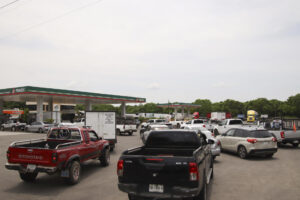 Vehículos hacen fila en una estación de servicios este lunes, en Tapachula (México). EFE/ Juan Manuel Blanco